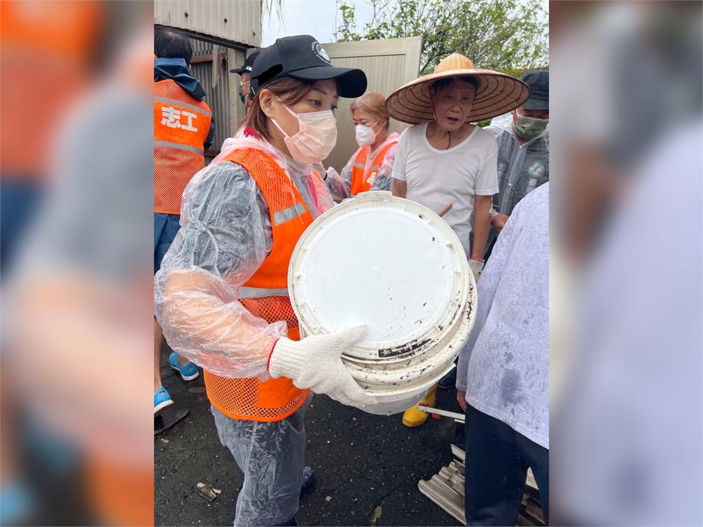 快新聞／豪雨釀災！陳雅惠、江肇國挺進台南　協助居民清理家園