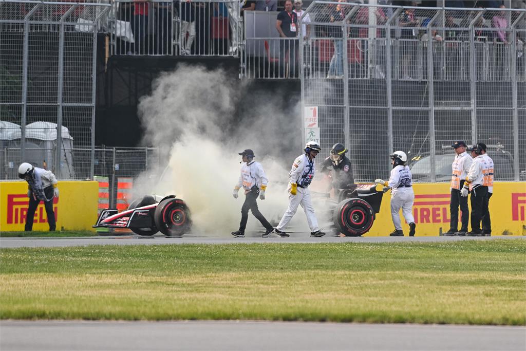 F1阿布達比測試賽意外火燒車　一輛賽車造價4億付之一炬