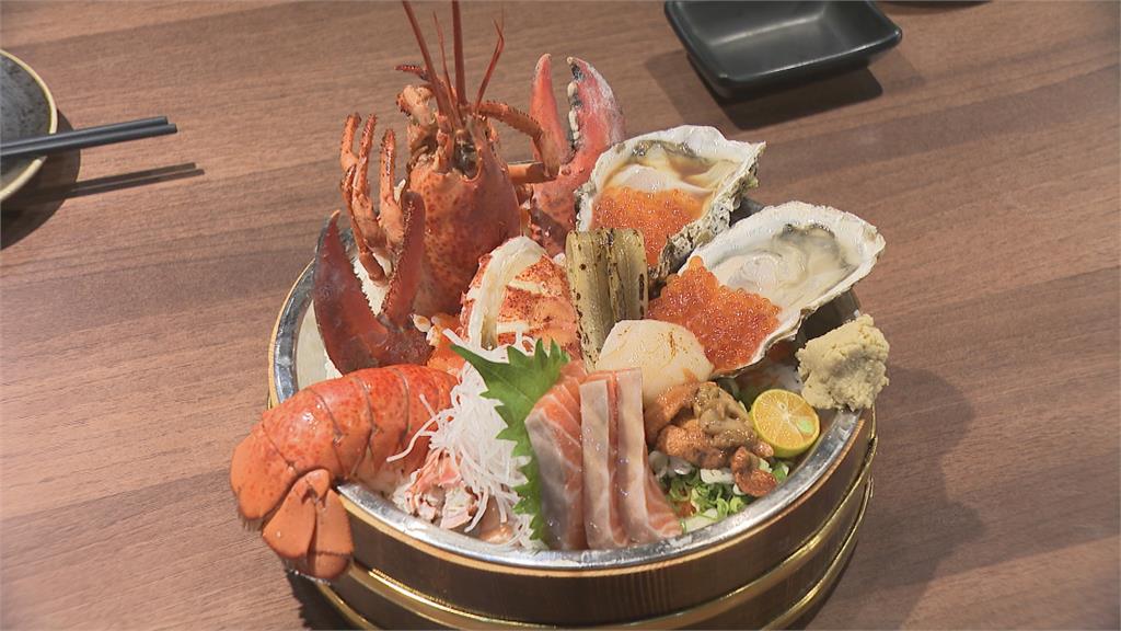 台南浮誇系海鮮丼　整隻龍蝦再鋪上滿滿鮭魚卵