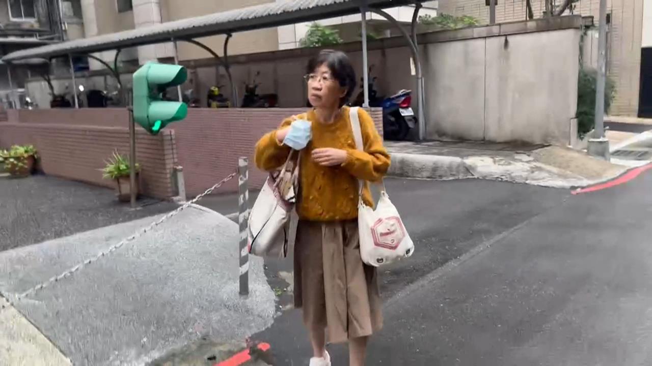 柯稱「沒傭人」陳佩琪跪著擦地板　網酸：為何不買掃地機器人