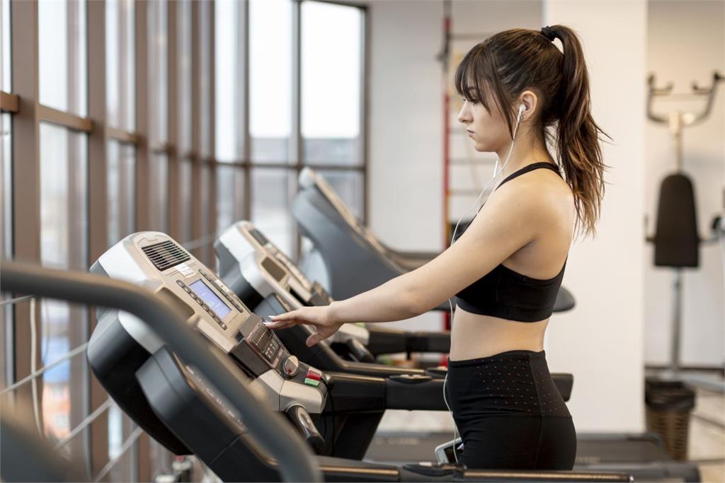 健身妹手機忘收！性愛片「遭色龜偷傳」自己手機欣賞　惡行遭抓包