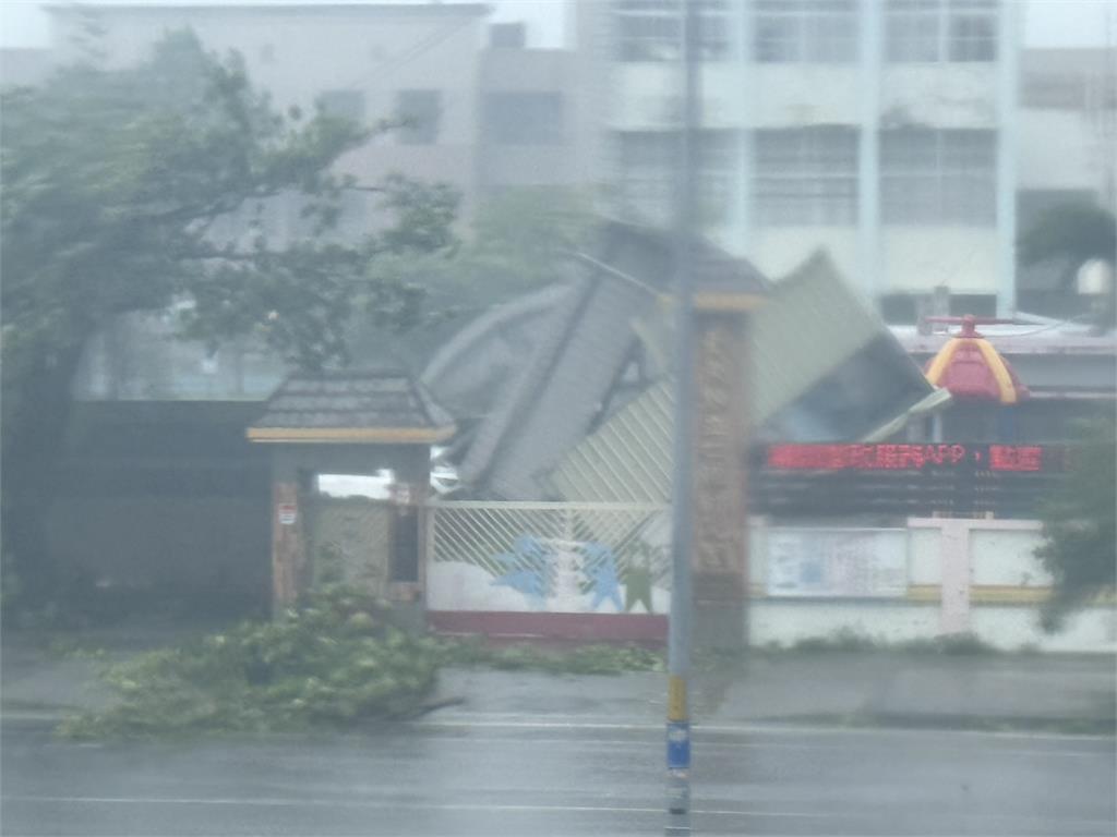 台東多處校園災損　陳樹菊圖書館屋頂被吹掀