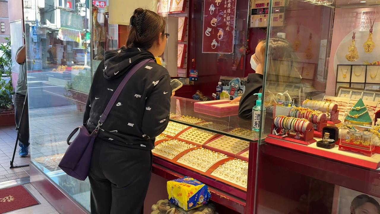 北市老字號銀樓「賣假LV手鍊」？　老闆娘喊冤：只幫忙代購