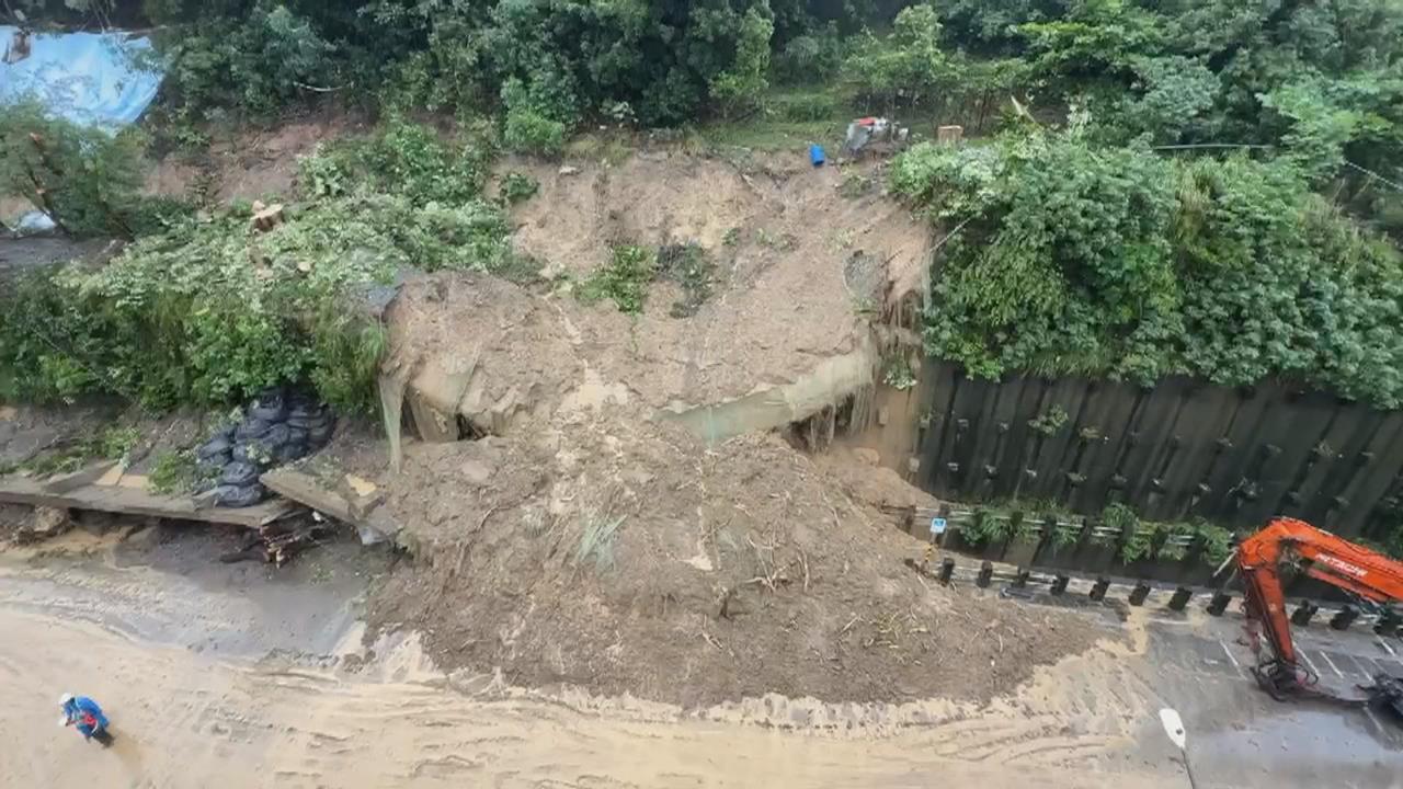 不敵雨勢！　高雄小港擋土牆4天3度塌陷　里長目擊嚇壞