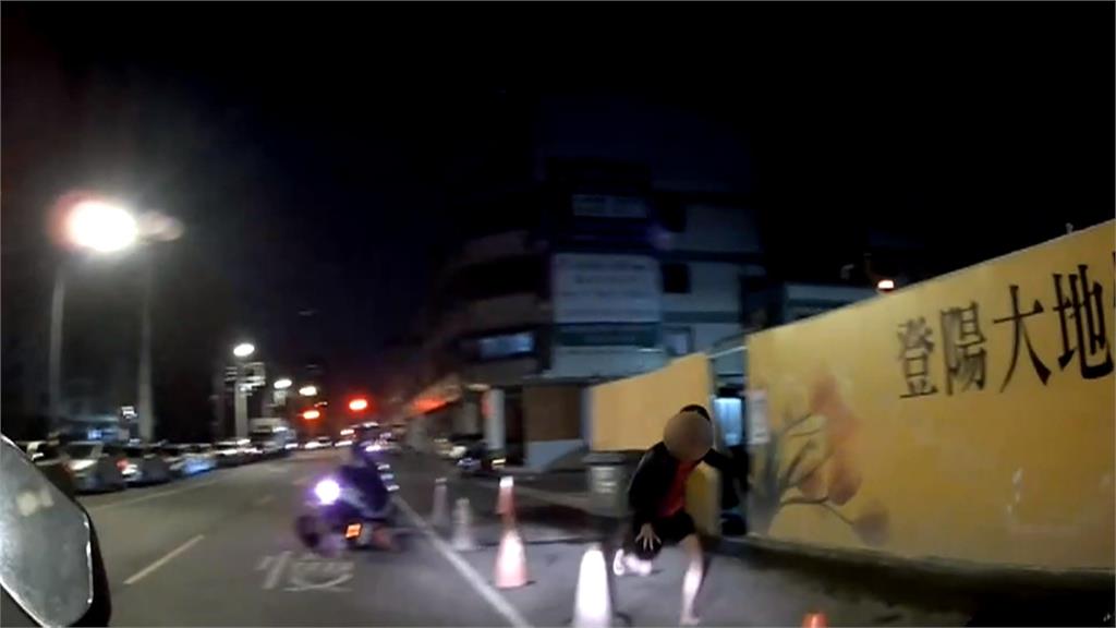 失聯移工騎車沒開燈被攔查　拔腿跑給警追仍狼狽落網