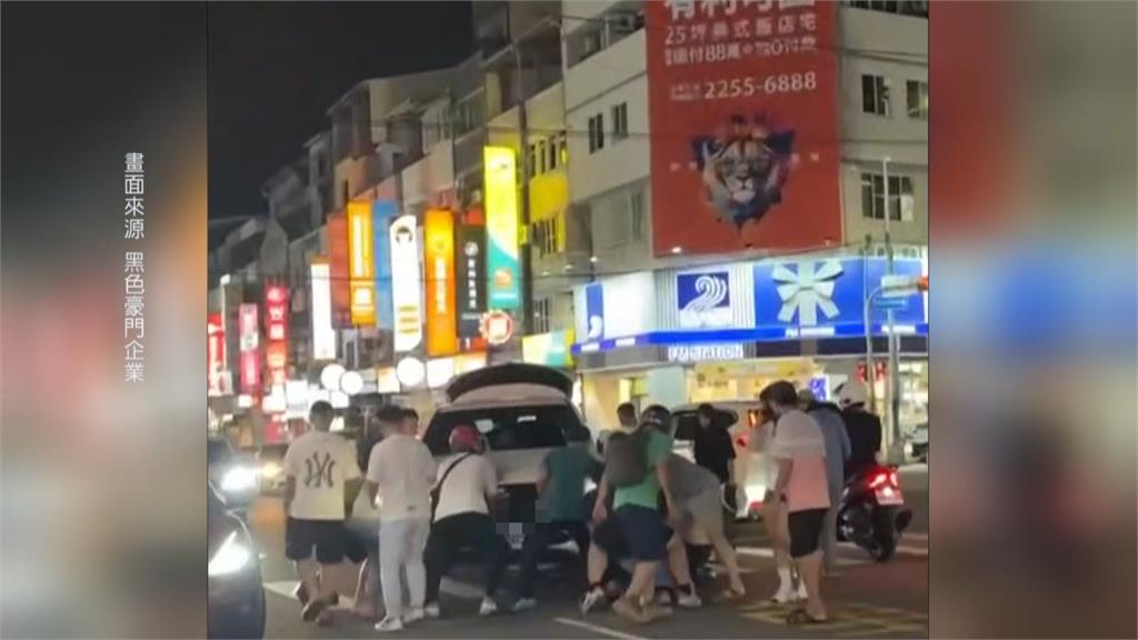 情況危及！國中生騎腳踏車遭撞「捲進車底」　逾１０位熱心民眾抬車救人