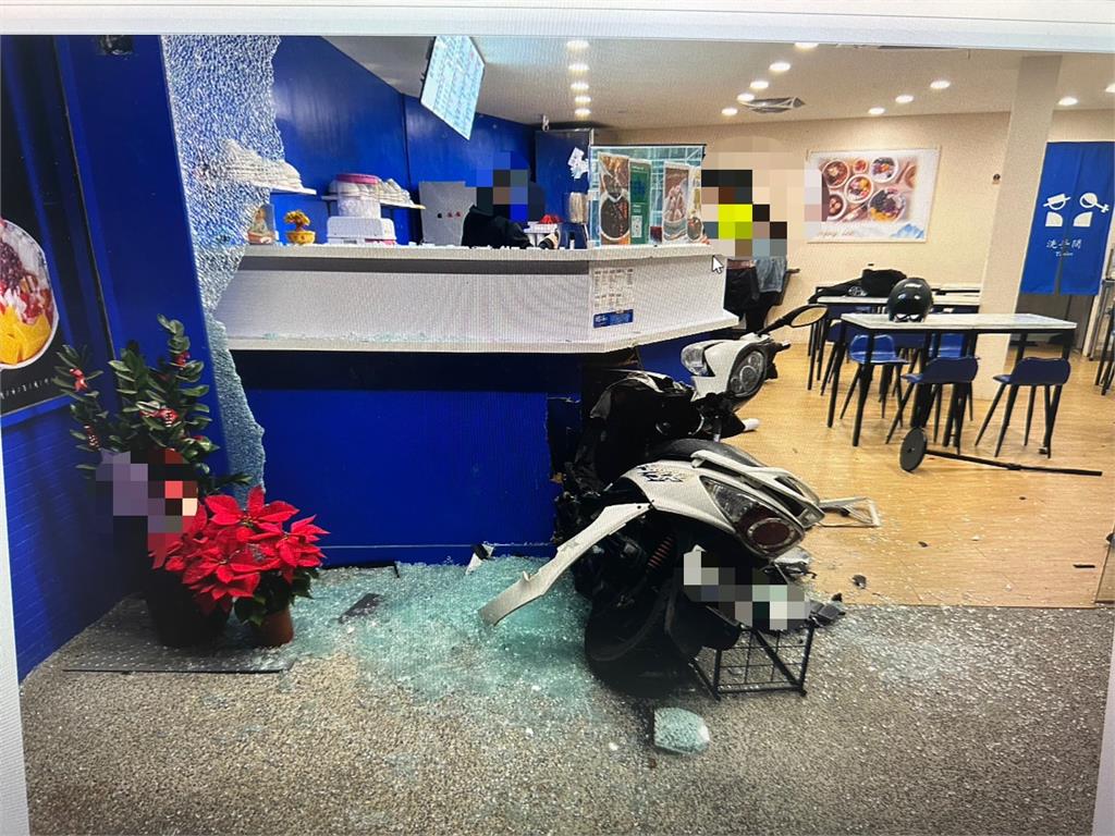 無人機車撞撞破冰品店玻璃門、櫃台　疑油門卡釀悲劇