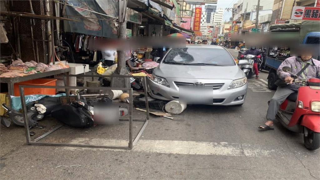台中女駕駛疑開車撿手機　連掃４機車、２路人受傷