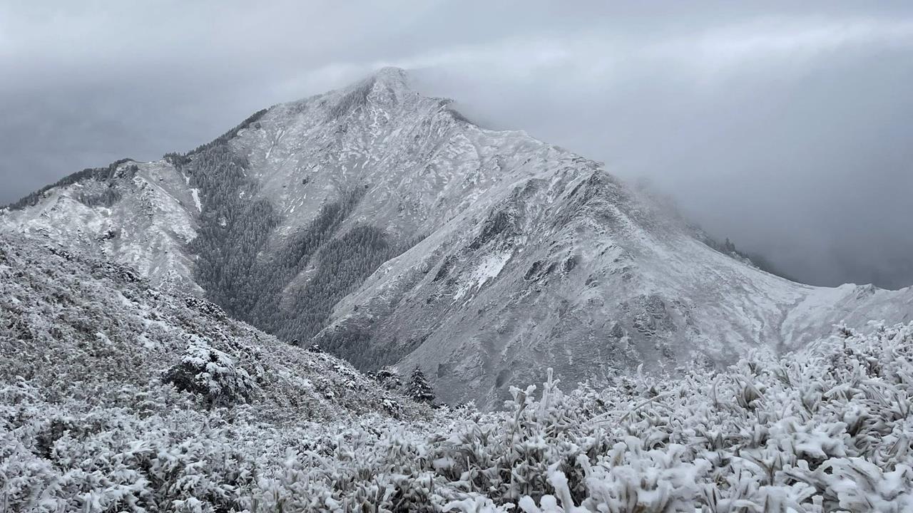 雪山、武陵四秀降雪成銀白世界！　上山追雪必帶雪地三寶