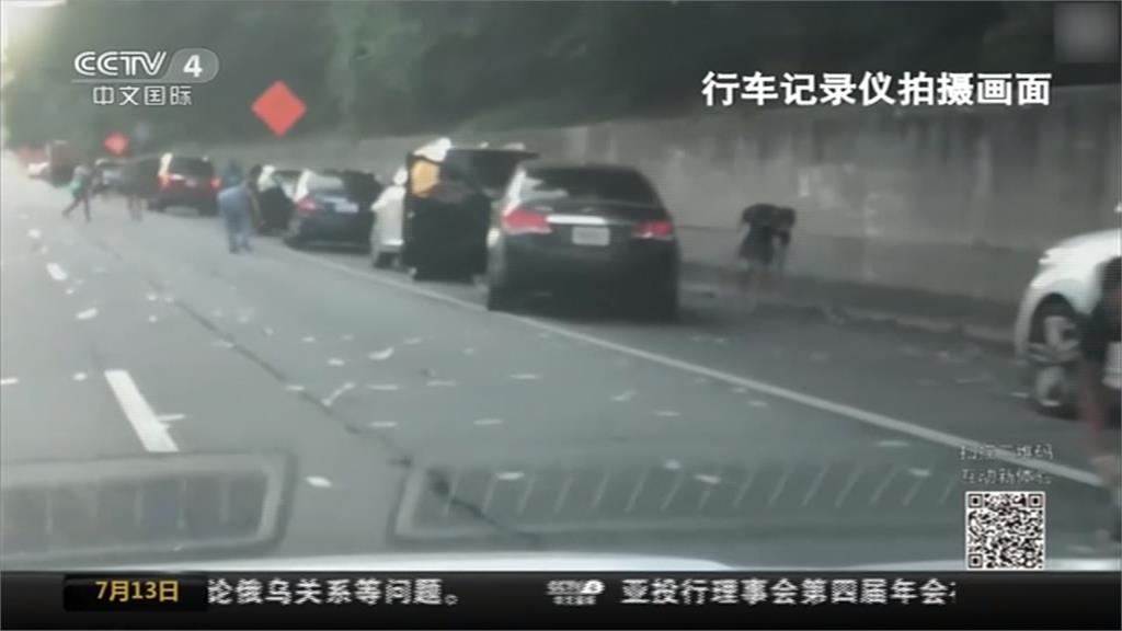 天降鈔票雨！運鈔車門彈開 後頭車輛紛撿錢