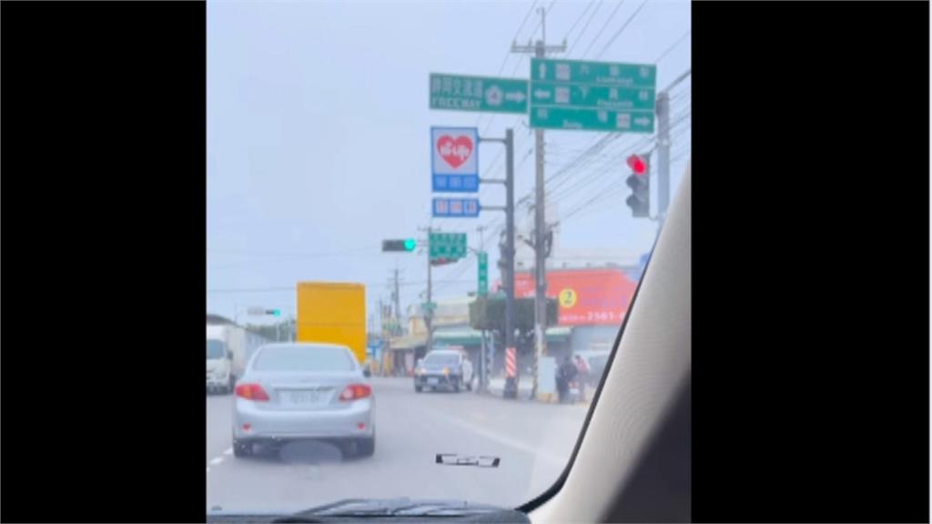 仇警心態? 見警車逆向違停酸違規 好險...留言區令人安心