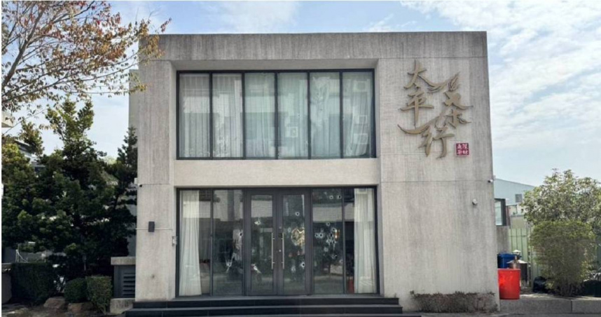 台中槍響！少年持長槍朝大門掃射20多槍　他落跑後帶槍投案