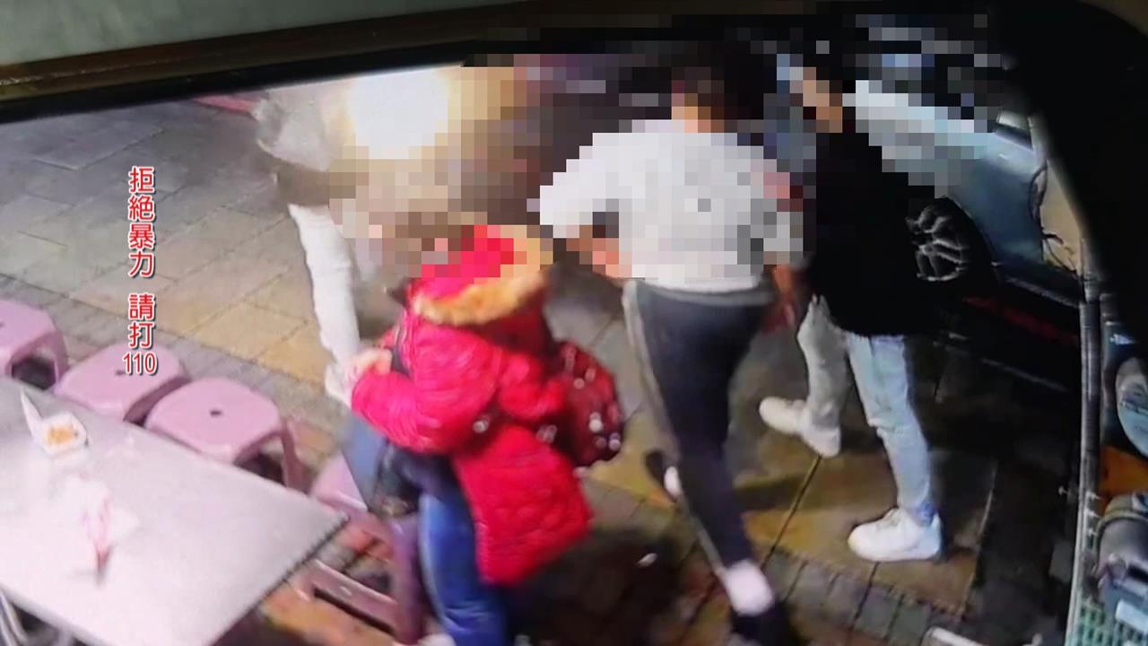 基隆夜市爆擄人！工讀生被「押進車內」遭刀槍威脅、老闆娘嚇壞報警