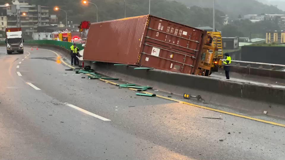 快新聞／基隆港西聯外道路「聯結車翻覆」  全線封閉中