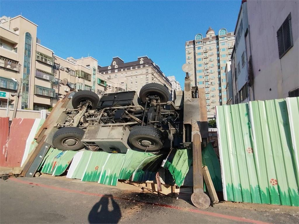桃園傳工安事故　地面塌陷釀吊車翻覆　駕駛一度受困