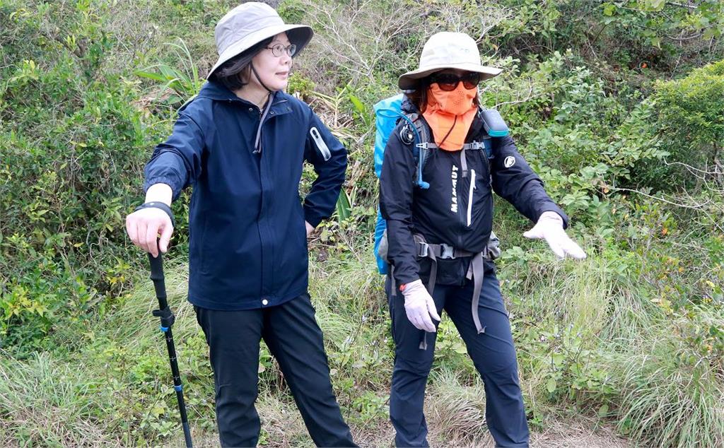 蔡英文登山爬阿塱壹古道　席地處被稱為「總統石」