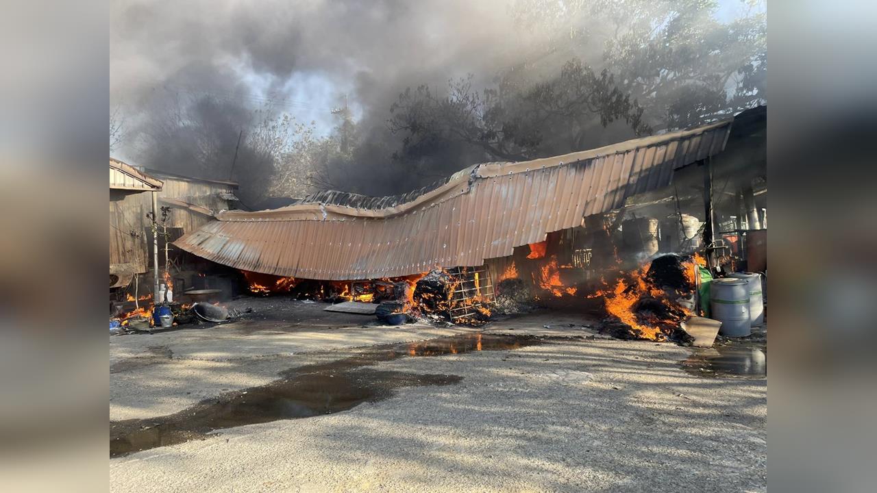 快新聞／濃煙竄天！苗栗鐵皮豬舍驚傳火警　疑電線短路釀禍