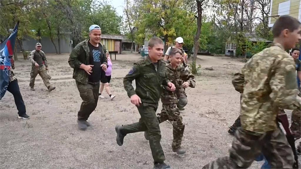 俄羅斯兒童夏令營！　野地學習射擊、丟手榴彈、行軍