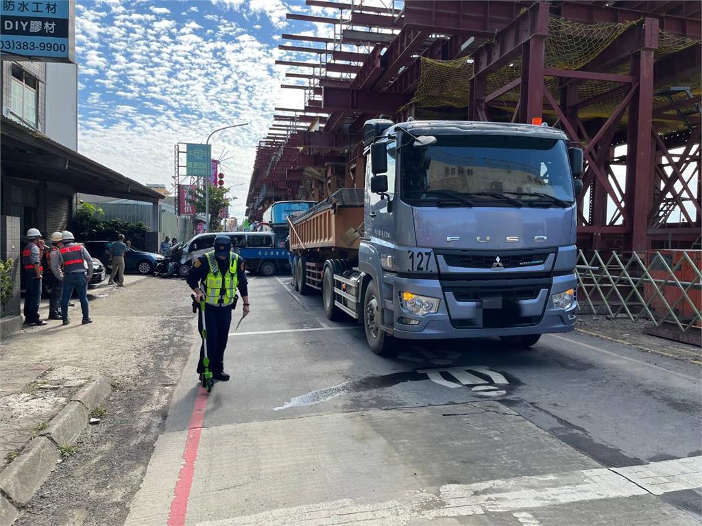 快新聞／桃園大園嚴重車禍！ 「6車追撞一團」畫面曝光