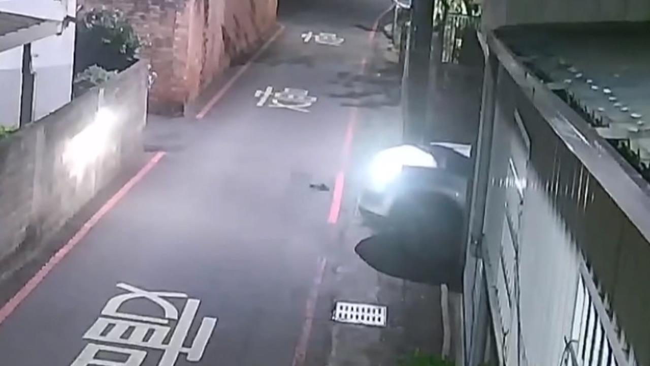 頭過身沒過！　苗栗休旅車拒逃逸　「車卡窄巷」駕駛棄車落跑