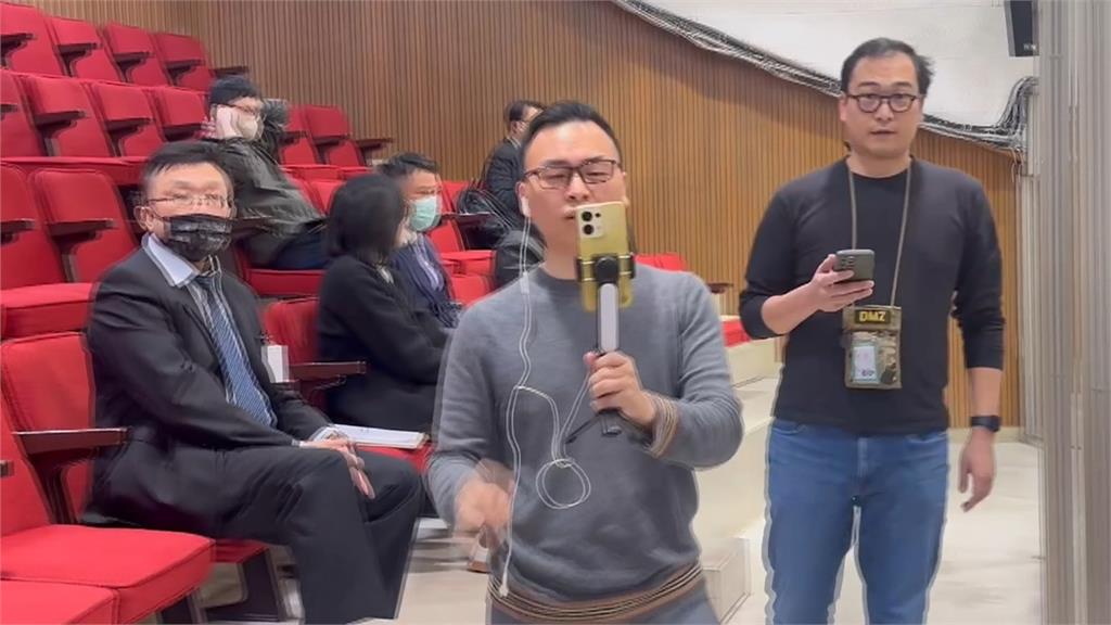 新黨副祕游智彬持記者證進立院直播　引爆藍綠爭吵