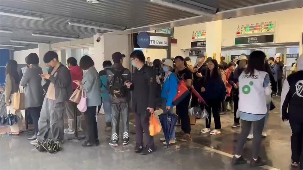 大雨導致火車停駛　旅客飆、列車長互相飆罵