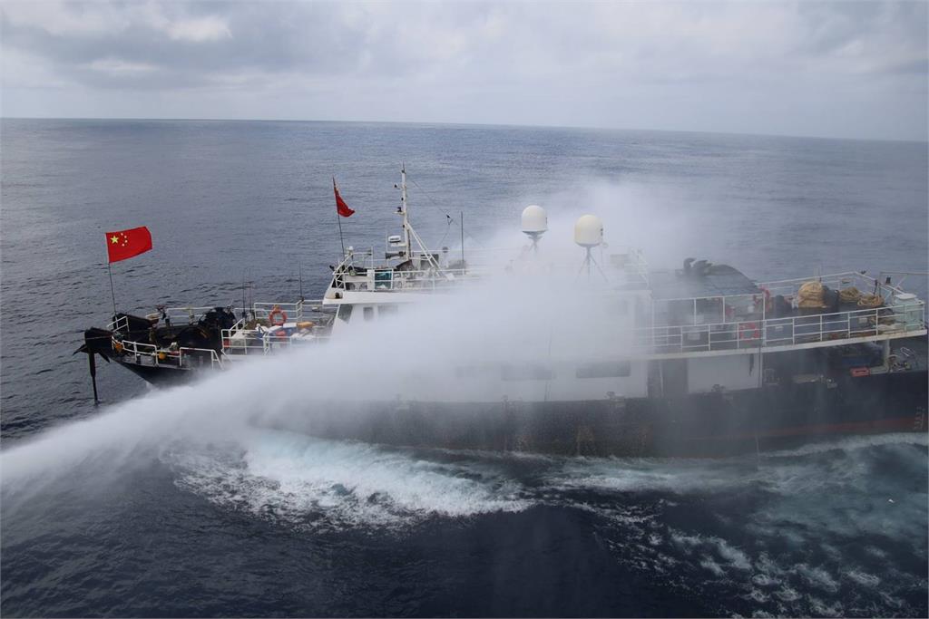 快新聞／影像曝光！海巡署台中艦巡弋東沙　水砲強勢驅離中國漁船