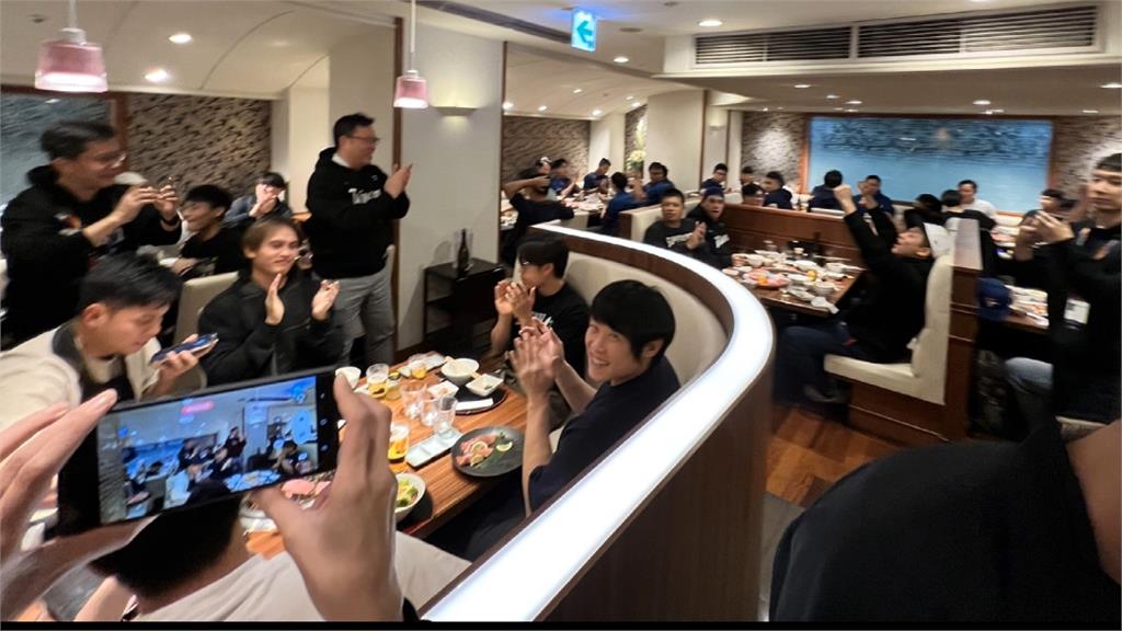 台灣隊奪冠! 大魯閣漲停祭優惠、科技公司放一天「慶祝假」