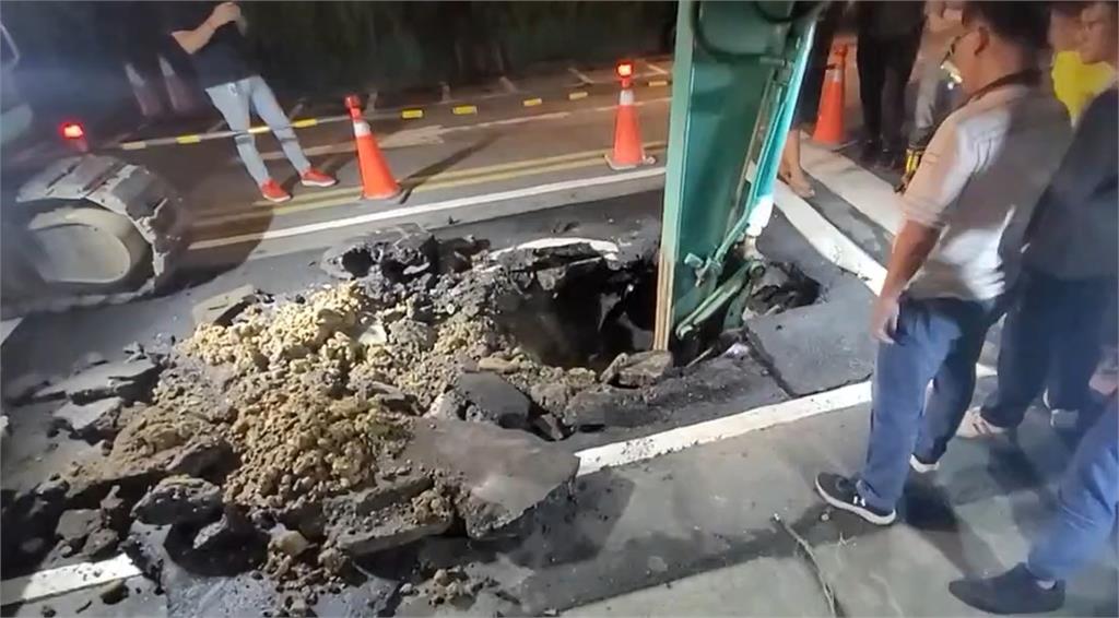 快新聞／北市南港「驚見天坑」原因曝　「這路段」封閉至明晚10時