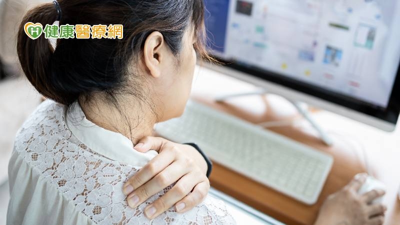 肩頸痠痛與坐姿有關！教你3步驟正確調整坐姿、1招避免「烏龜頸」　