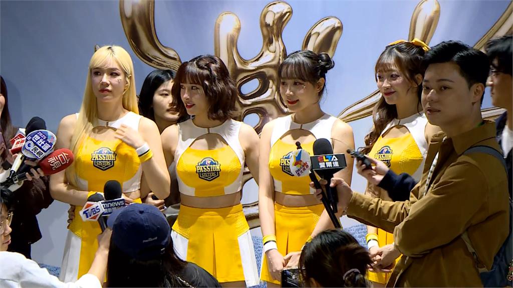 中職(圖)／中職開幕戰開打！兄弟啦啦隊女神峮峮、邊荷律曝休息室有趣互動