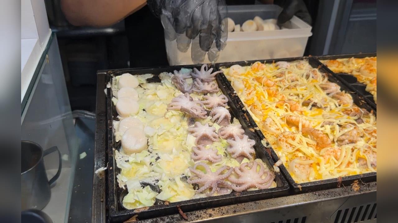 瑞豐夜市章魚燒放整尾章魚　「內餡爆量」如海鮮全餐
