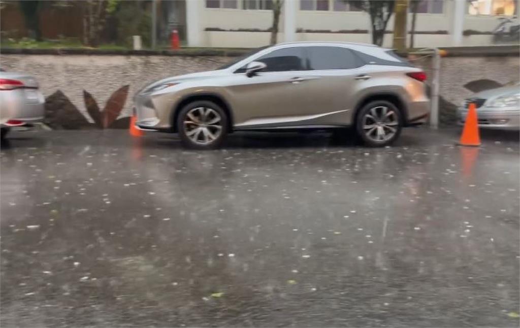 快新聞／下班帶傘！15縣市慎防大雷雨　台中多地「下冰雹」畫面曝