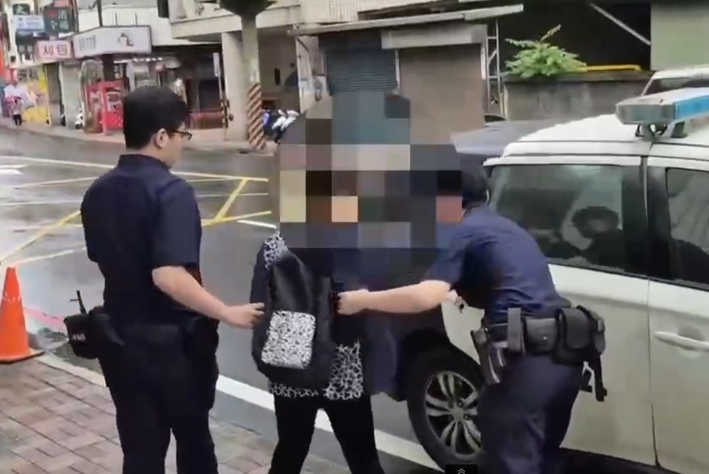 代付女網友機票被騙34萬元　警車站逮69歲高齡面交女車手