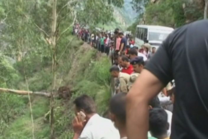 印度重大交通事故 公車墜落山谷28死