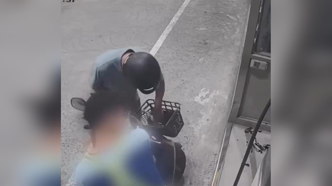快新聞／機車菜籃塞幼犬！屏東加油站虐狗男遭逮　小狗遭棄養下落不明