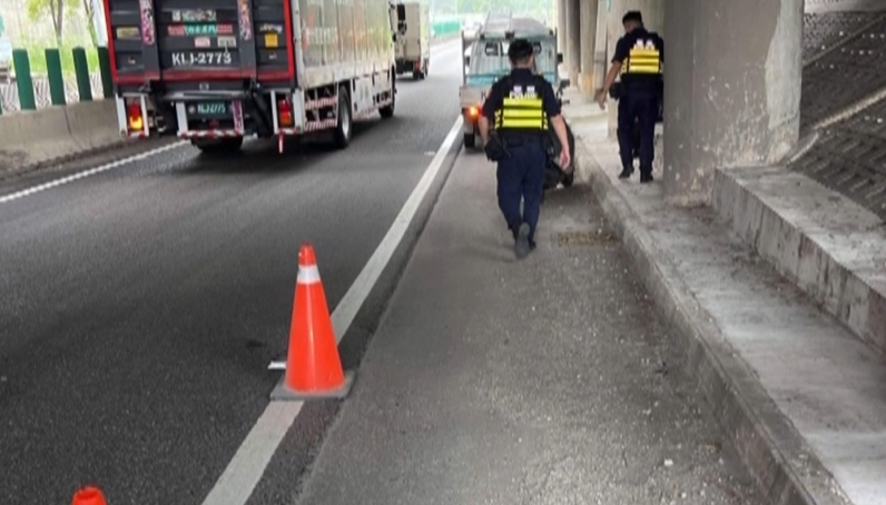 ８旬翁騎車誤上國道　遇好心駕駛攔車、通報警察