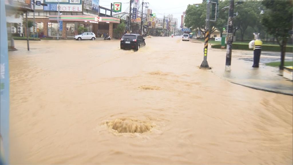 大雨狂炸！屏東風強雨驟如颱風 中林路水淹膝蓋