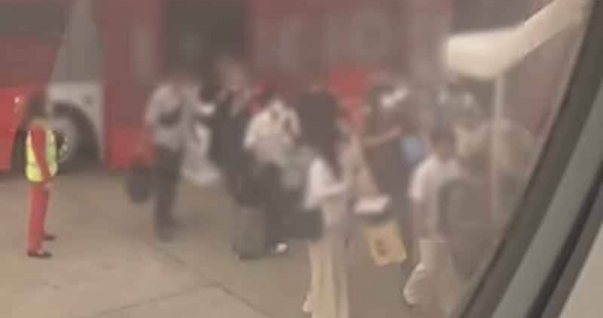 飛機滑行了才發現23人沒上機！亞航把乘客「鎖」接駁車上　她一句話救全場