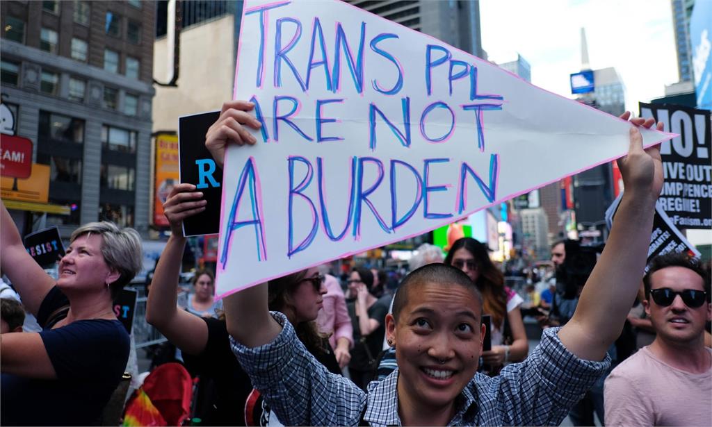 美最高法院5:4 放行川普對跨性別者從軍禁令
