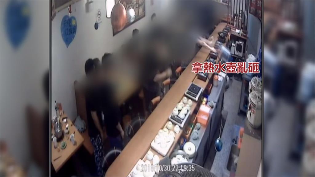 火鍋店要打烊拒接客 男子竟打人砸熱水壺