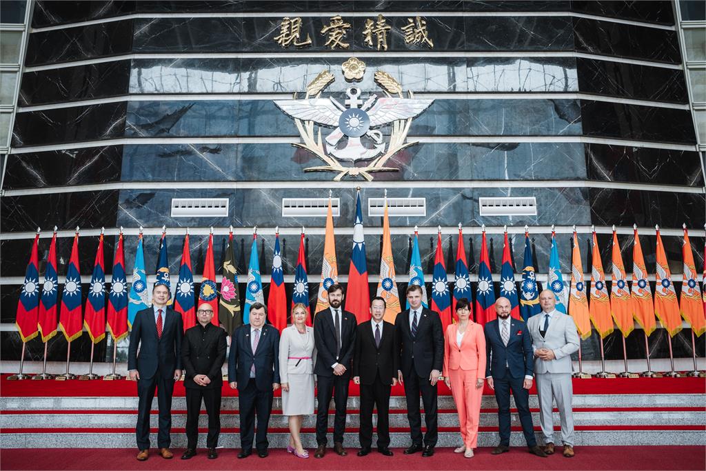 快新聞/尷尬!接見時倒置立陶宛國旗 國防部致歉:虛心檢討作業流程