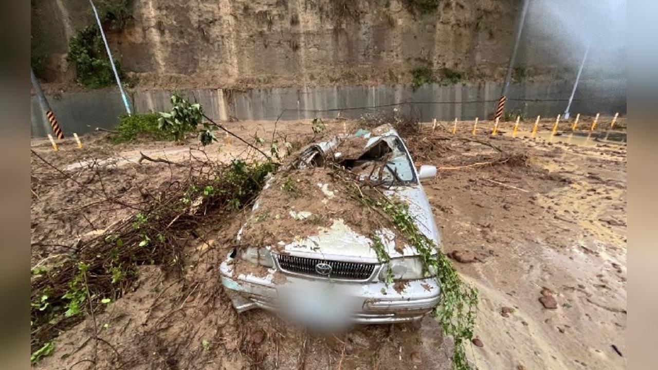 快新聞/苗栗造橋邊坡落石砸車!駕駛頸椎骨裂自行脫困