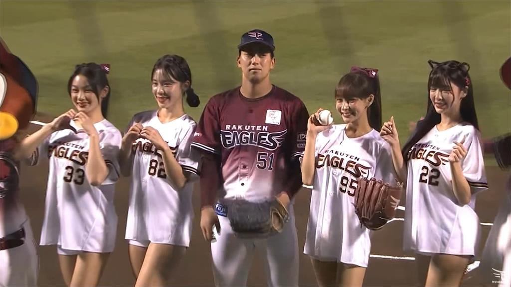 樂天女孩林襄、李多慧「夢幻合體」　樂天主場開球！金鷲球迷瘋狂