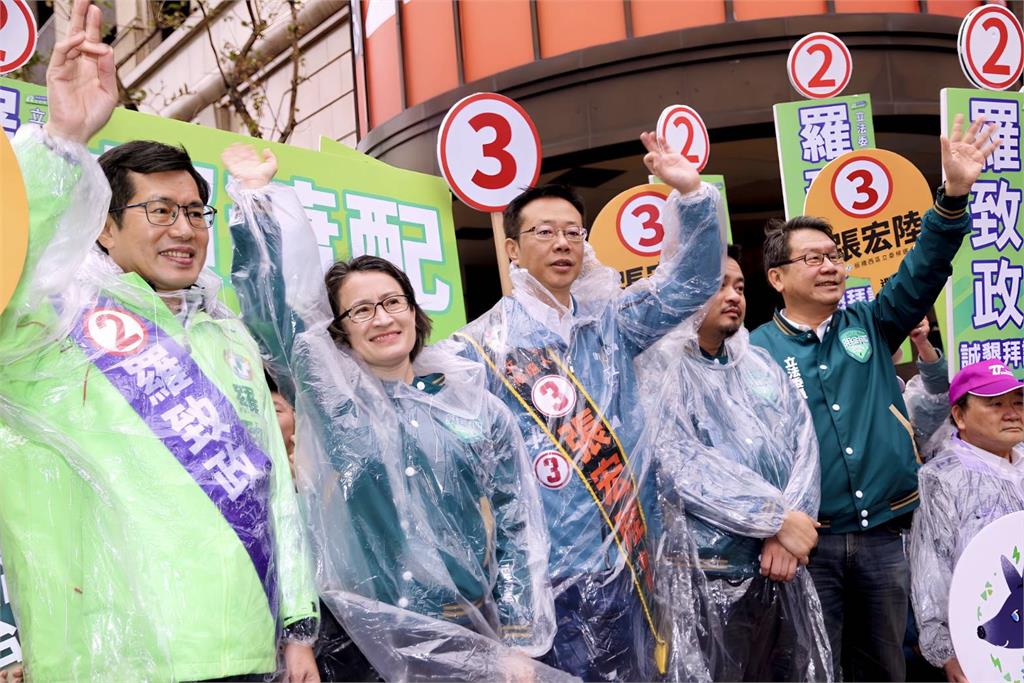 快新聞／冒雨陪立委小雞站路口拜票　蕭美琴：愛的力量永遠大於仇恨