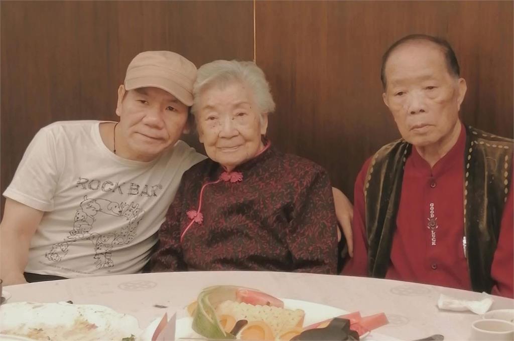 媽媽百歲高齡過世　趙傳忍悲痛完成演出