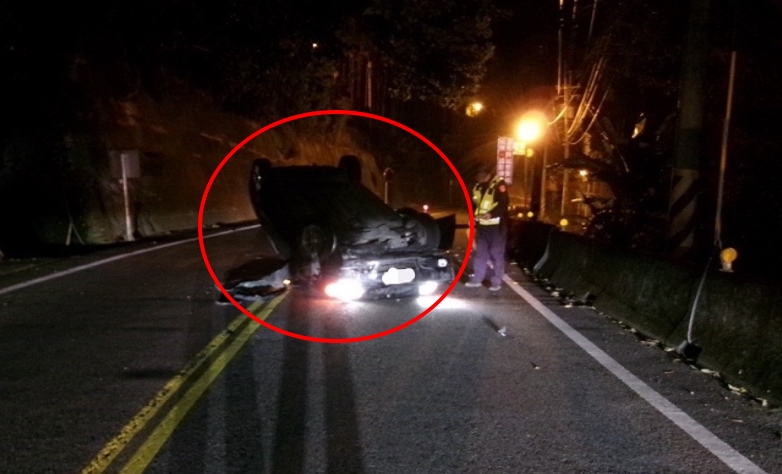 台中駕駛逆向超車失控撞護欄　翻覆滾兩圈四輪朝天幸僅輕傷