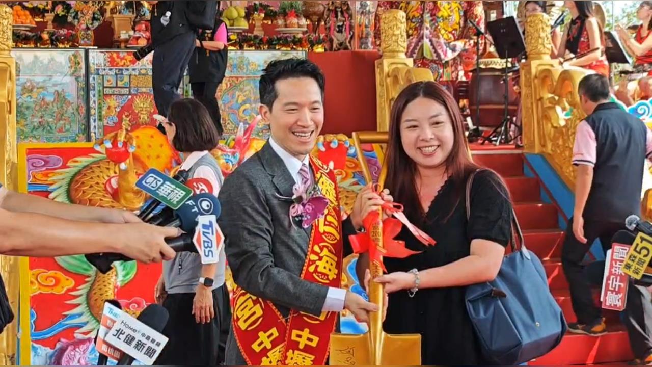 快新聞/畫面曝!何志偉赴桃園中壢仁海宮 冒出民眾要「金鏟子」