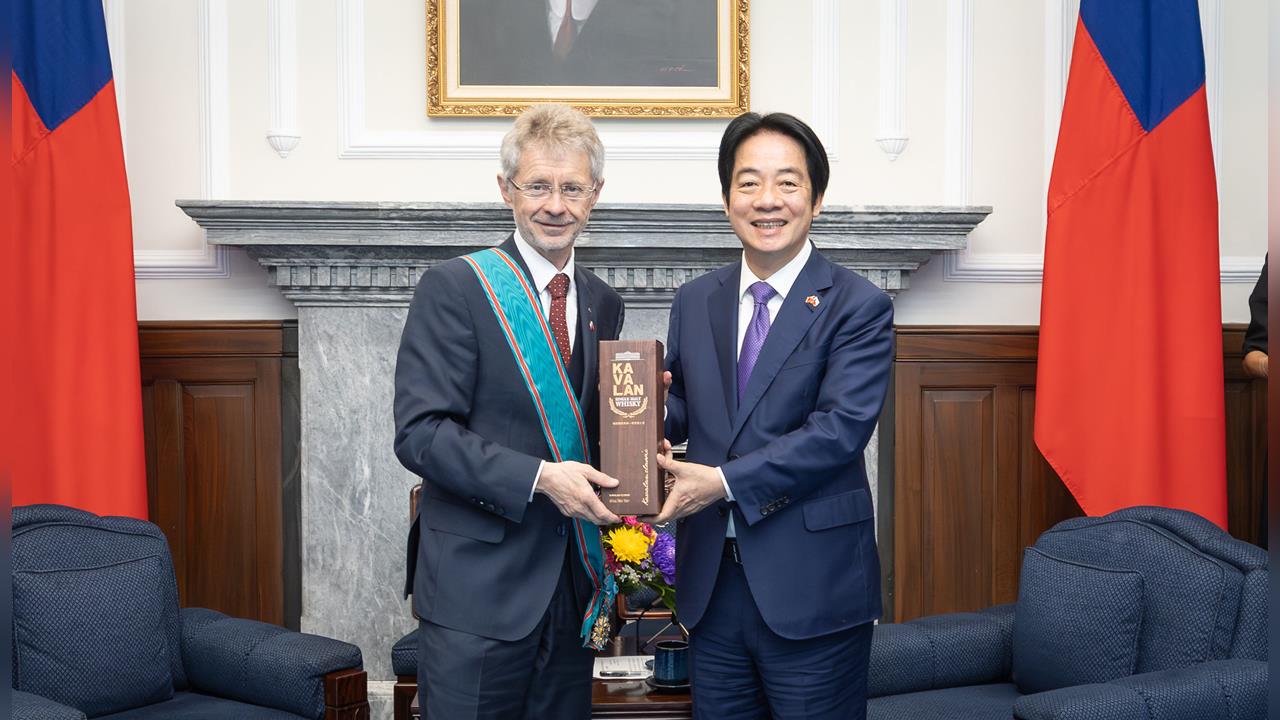 快新聞/二訪台灣!賴清德發文歡迎「老朋友」 親授勳章還贈「這1物」