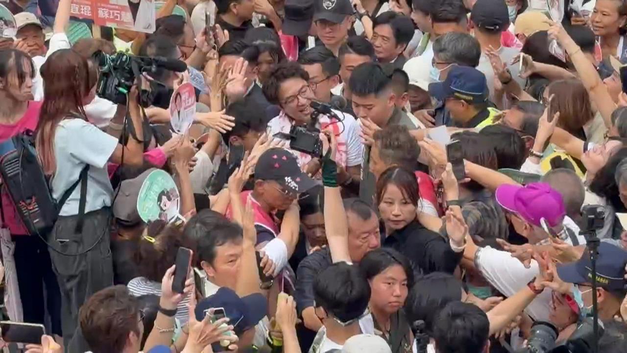 洋流慧聚席捲三峽！沈伯洋合體蘇巧慧　支持者擠爆祖師廟高喊凍蒜